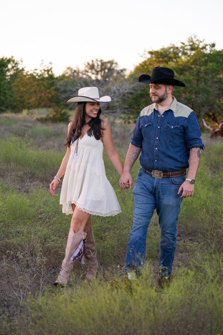 Lucía y Martín de la mano en el rancho