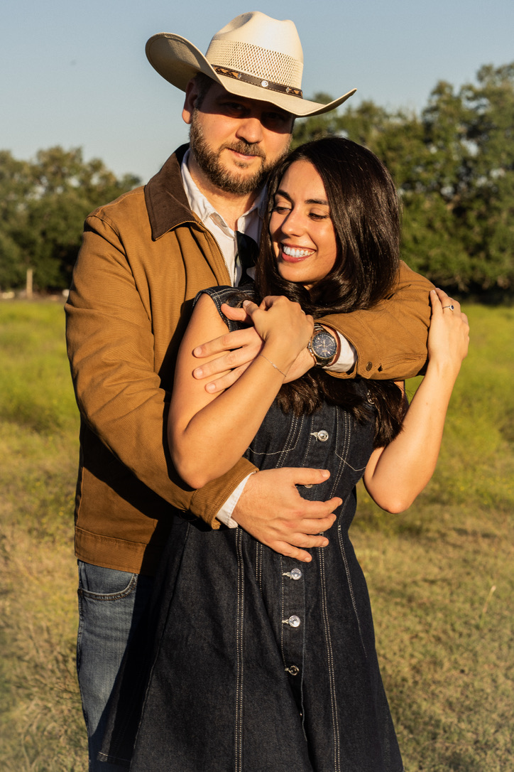 Lucía y Martín abrazados al sol